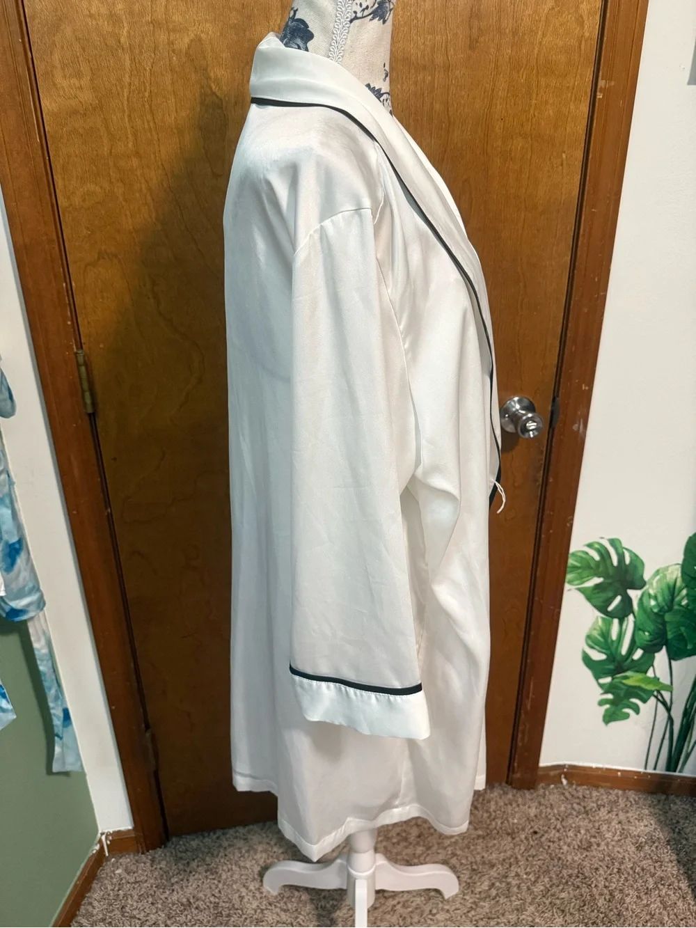 Kate Spade 2piece set- Mrs. bridal nightgown/robe -white with black piping (xl)